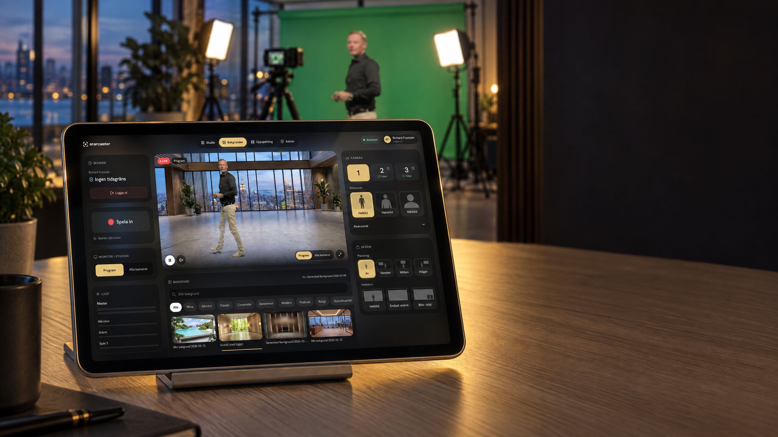 En iPad på ett stativ i ett konferensrum visar Starcasters studiovy. I bakgrunden står en person framför en green screen med kamera och ljus, och på iPaden syns han live i en virtuell takvåning med stadsutsikt.